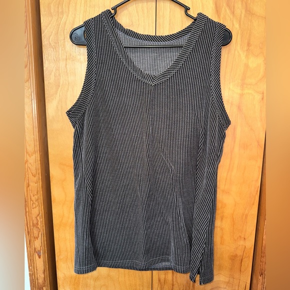 Black and White Striped Sleeveless Top - Picture 1 of 2